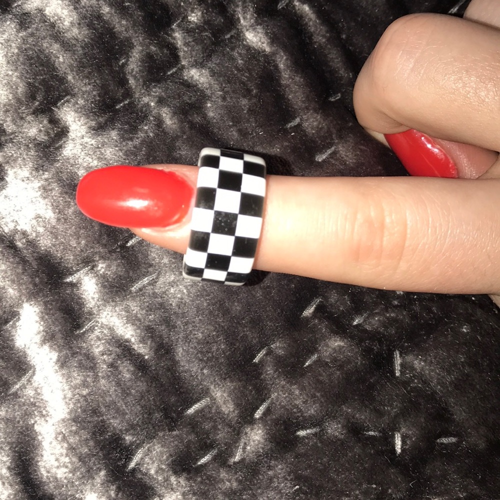 Checkered ring